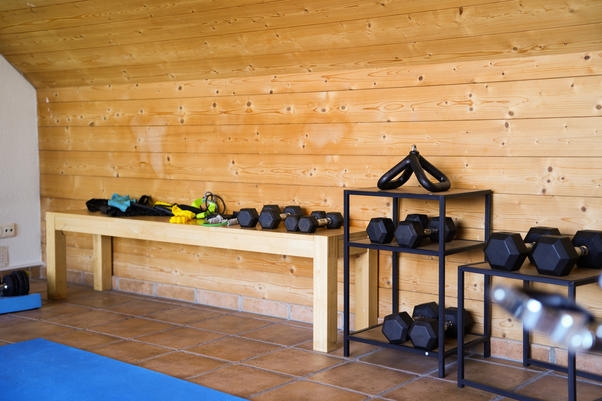 Kraftraum mit Hanteln und Trainingsbank