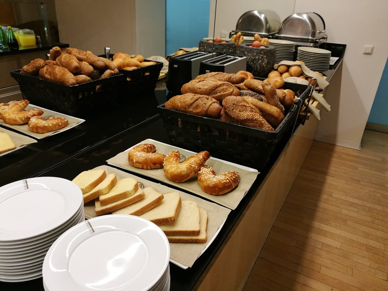 Frühstücksbuffet mit frischem Obst, Gemüse und Aufschnitt
