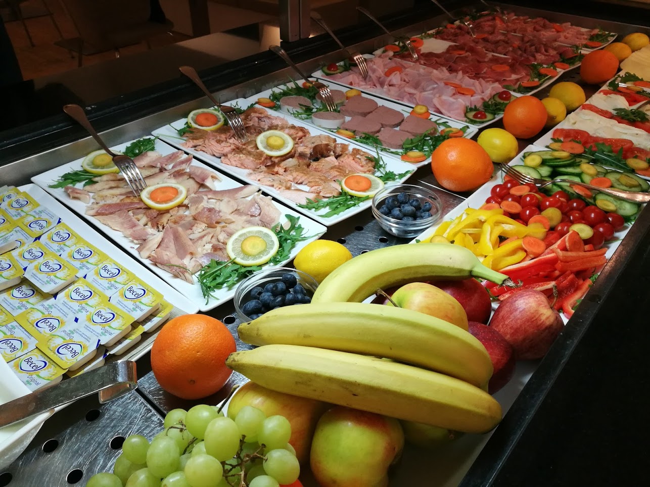 Frühstücksbuffet mit Käse, Aufstrichen und frischen Produkten