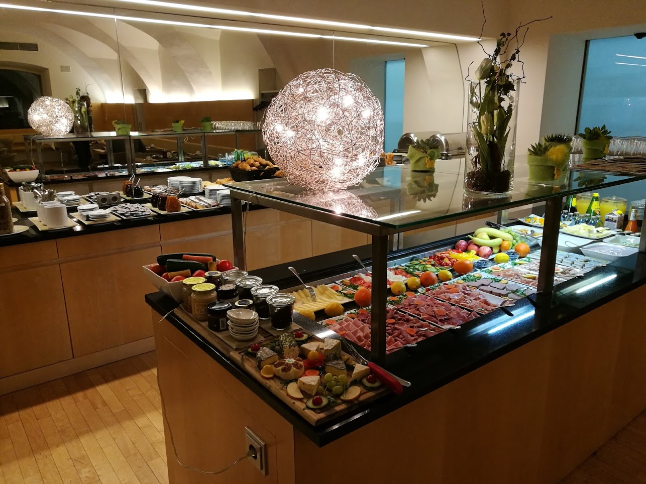 Frische Brötchen, Kipferl und gebackene Spezialitäten am Buffet