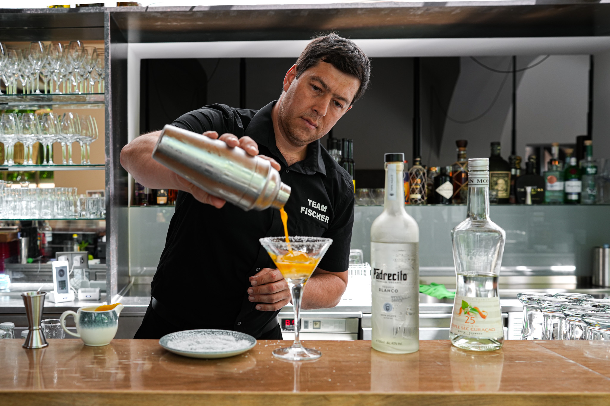 Bartender vom Team Fischer bereitet einen Cocktail zu