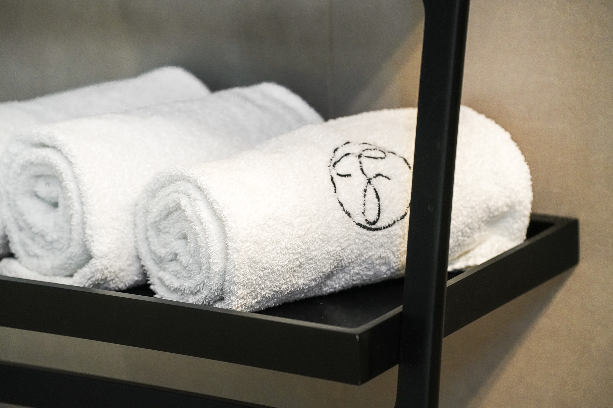 Frische Handtücher mit Hotel-Fischer-Monogramm