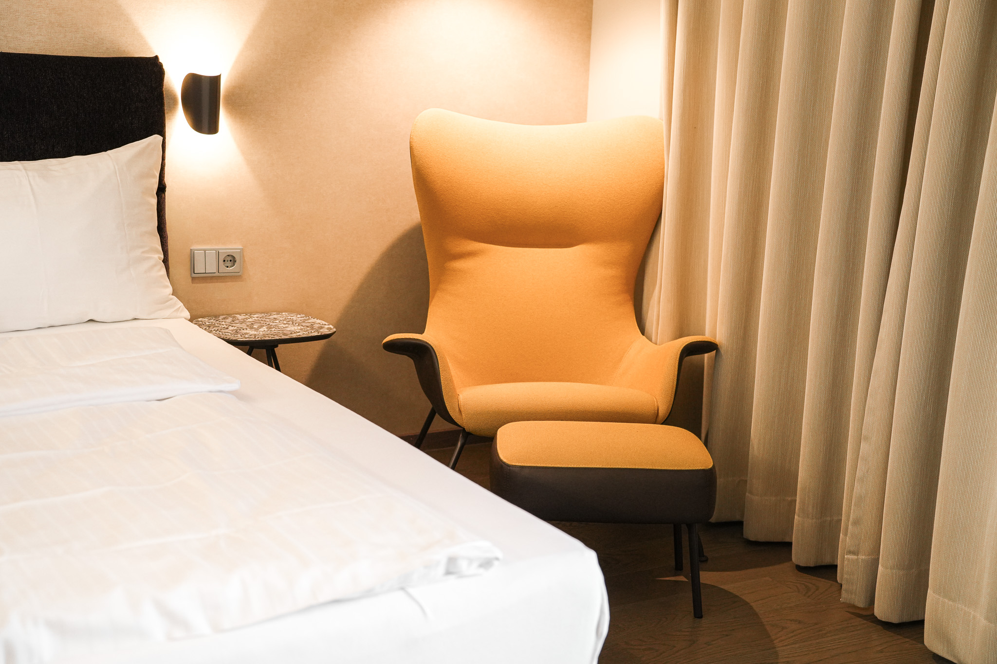 Zimmer mit Sessel und Fensterfront